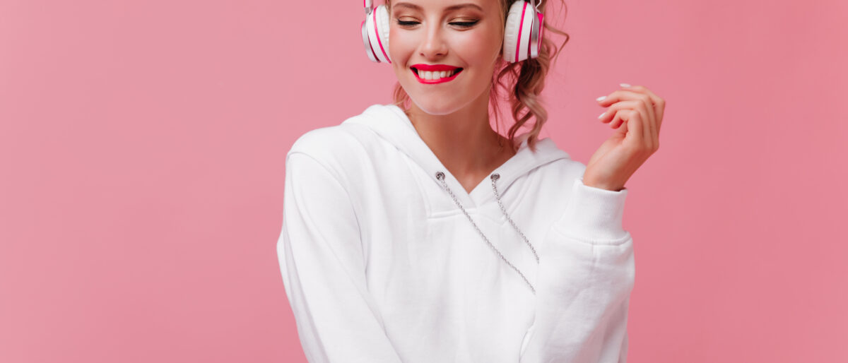 Pourquoi les audios érotiques et la voix séduisent autant les femmes ?