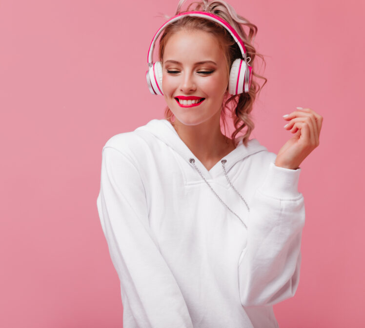 Pourquoi les audios érotiques et la voix séduisent autant les femmes ?